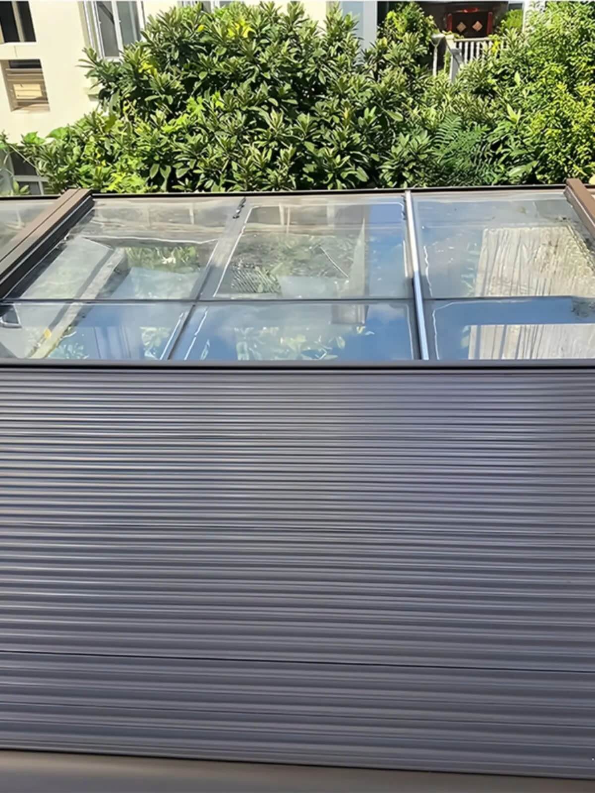 mái nhôm cuốn chống nóng cho mái kính