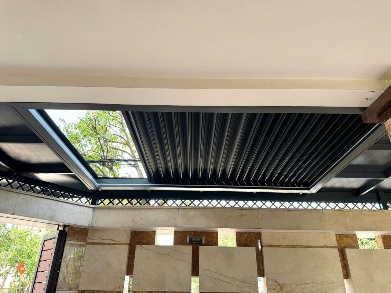 mái nhôm xếp trượt kết hợp mái nhôm lam sóng cố định