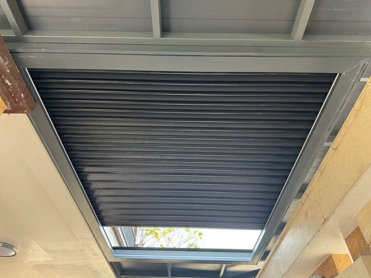 mái nhôm xếp trượt díc dắc