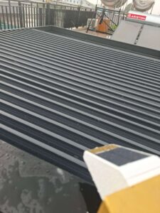 Mái nhôm xếp lùa tự động che ô lấy sáng sân thượng KDC Đạt Gia Hóc Môn