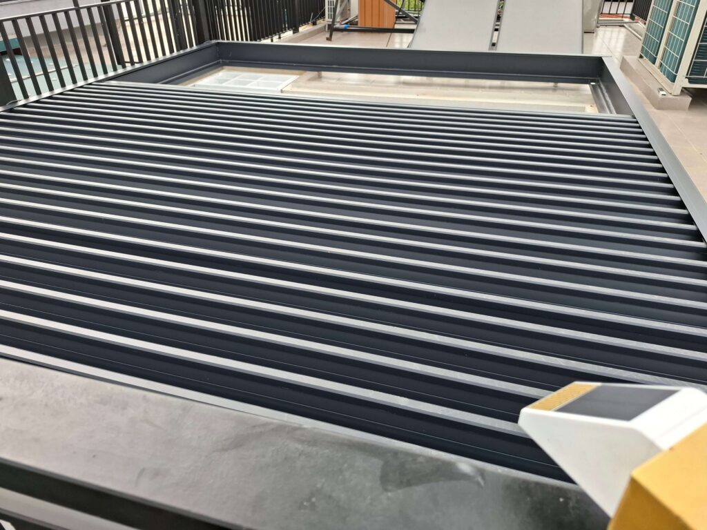 Mái nhôm xếp lùa tự động che ô lấy sáng sân thượng KDC Đạt Gia Hóc Môn