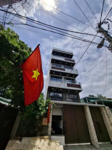 Khảo sát sân thượng lắp đặt Mái Nhôm Xếp Lùa