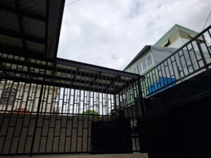 Mái Che Việt đo đạc vị trí lắp Mái Nhôm Xếp Lật tại Vạn Phúc City
