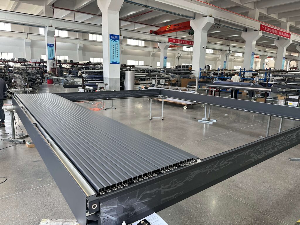 Gia công lam nhôm cho hệ mái xếp lùa díc dắc