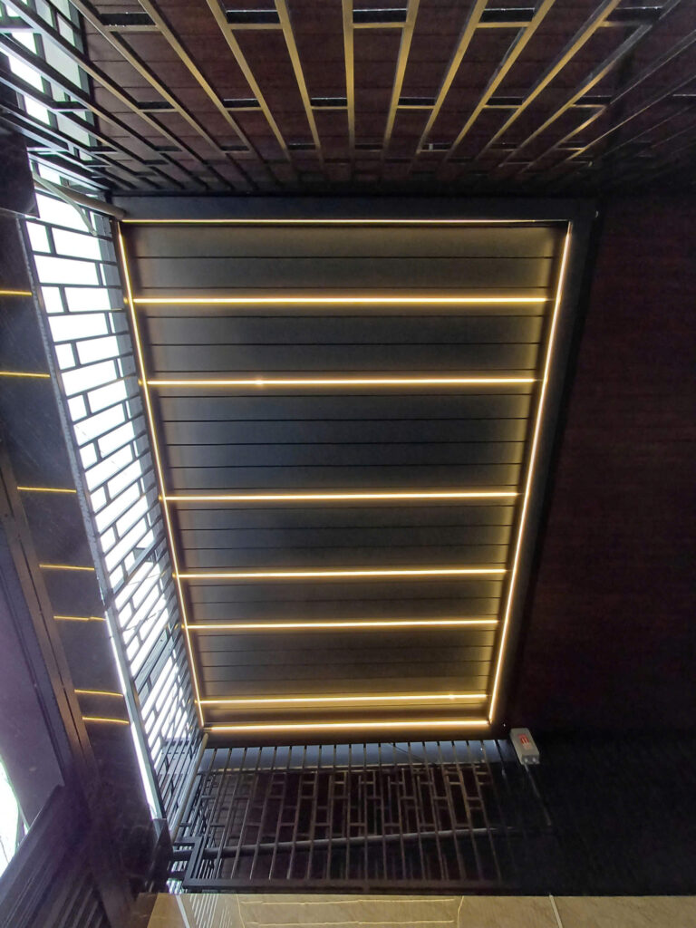 Mái Nhôm Xếp Lật LED 3000K tại Vạn Phúc City vào buổi tối