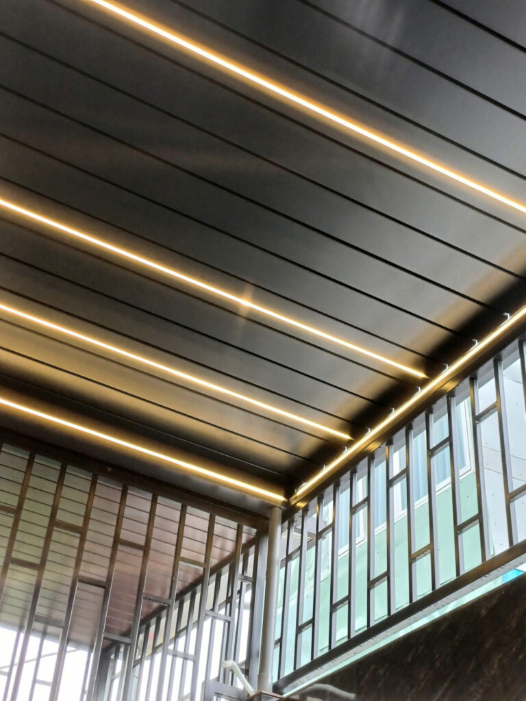 Mái Nhôm Xếp Lật LED 3000K tại Vạn Phúc City vào buổi tối