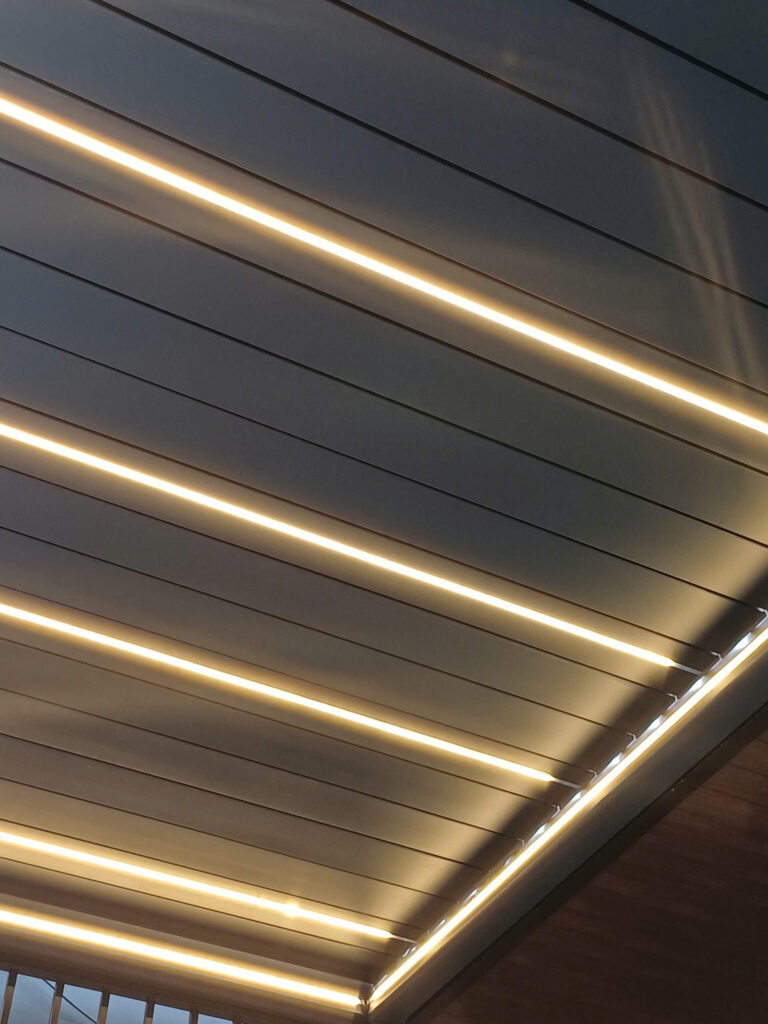 Mái Nhôm Xếp Lật LED 3000K tại Vạn Phúc City vào buổi tối