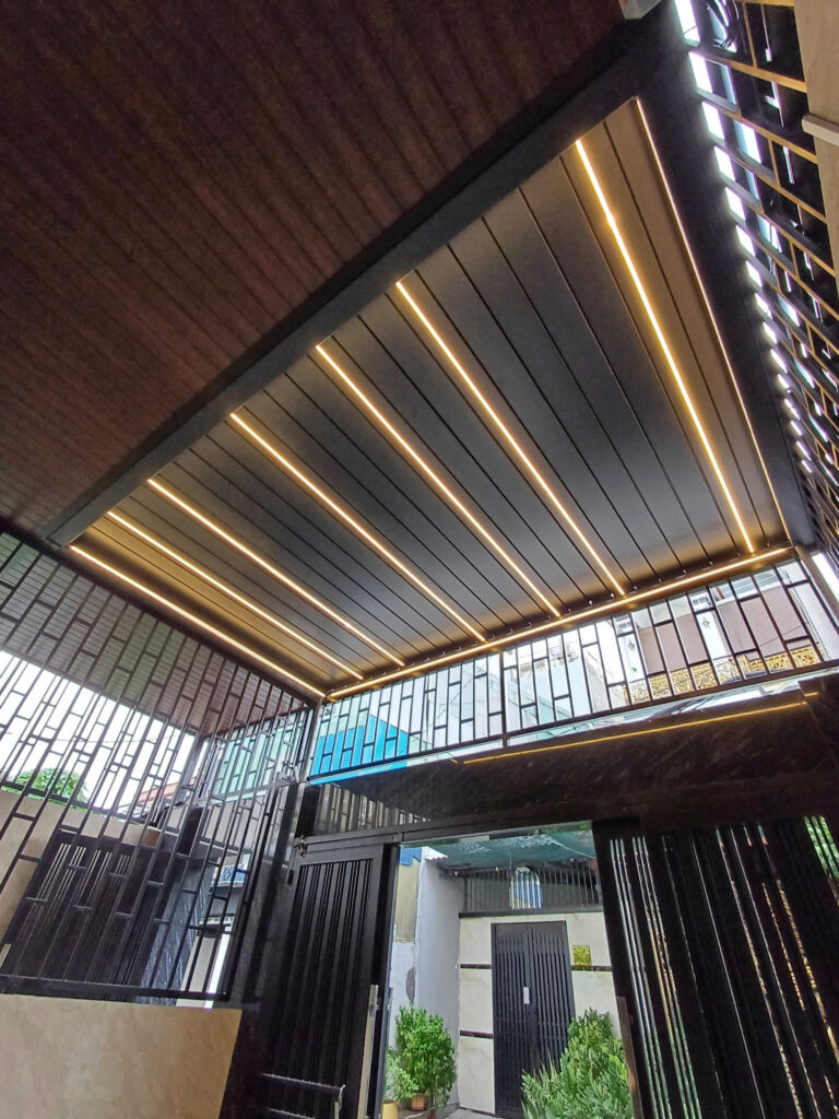 Mái Nhôm Xếp Lật LED 3000K tại Vạn Phúc City vào buổi tối