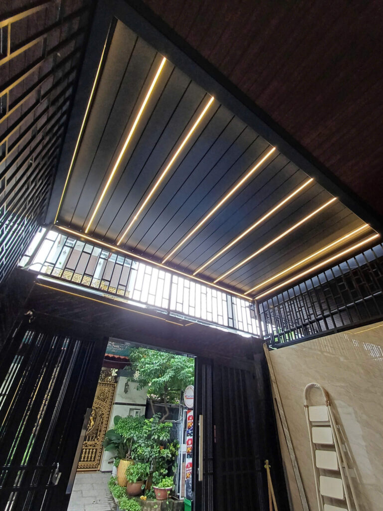 Mái Nhôm Xếp Lật LED 3000K tại Vạn Phúc City vào buổi tối