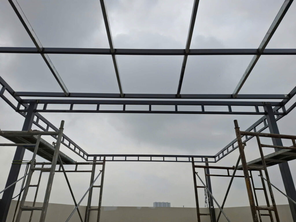 Khung kết cấu kết hợp mái nhôm xếp lùa và tấm lợp nhôm